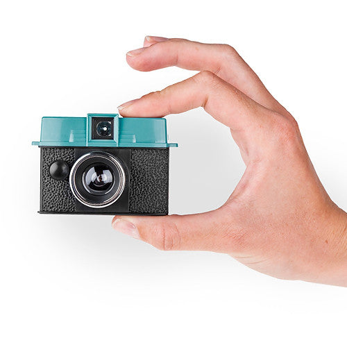Cámara Analógica Lomography Diana Baby 110 con Kit de Lente de 12 mm (Verde Azulado y Negro) - contenido de la caja