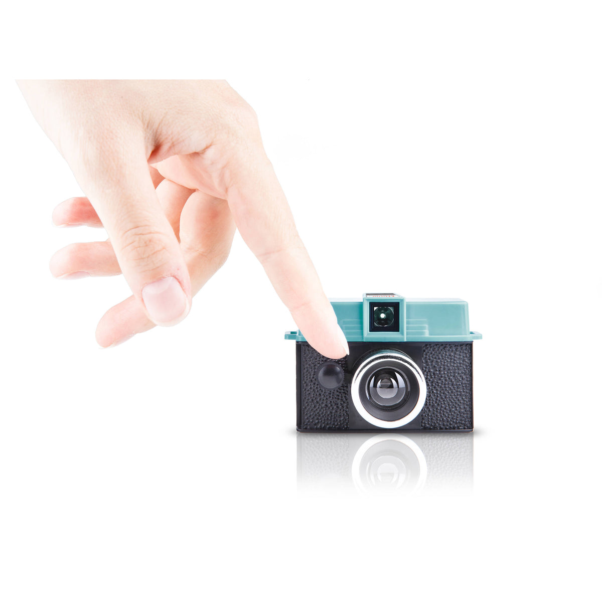 Cámara Analógica Lomography Diana Baby 110 con Kit de Lente de 12 mm (Verde Azulado y Negro) - en uso