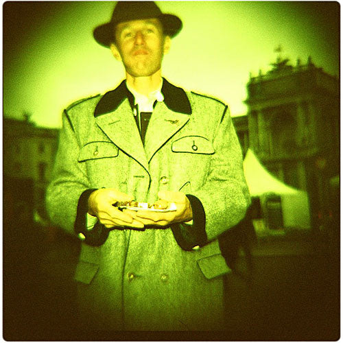 Cámara Analógica Lomography Diana F+ y Flash (Verde Azulado y Negro) - en uso