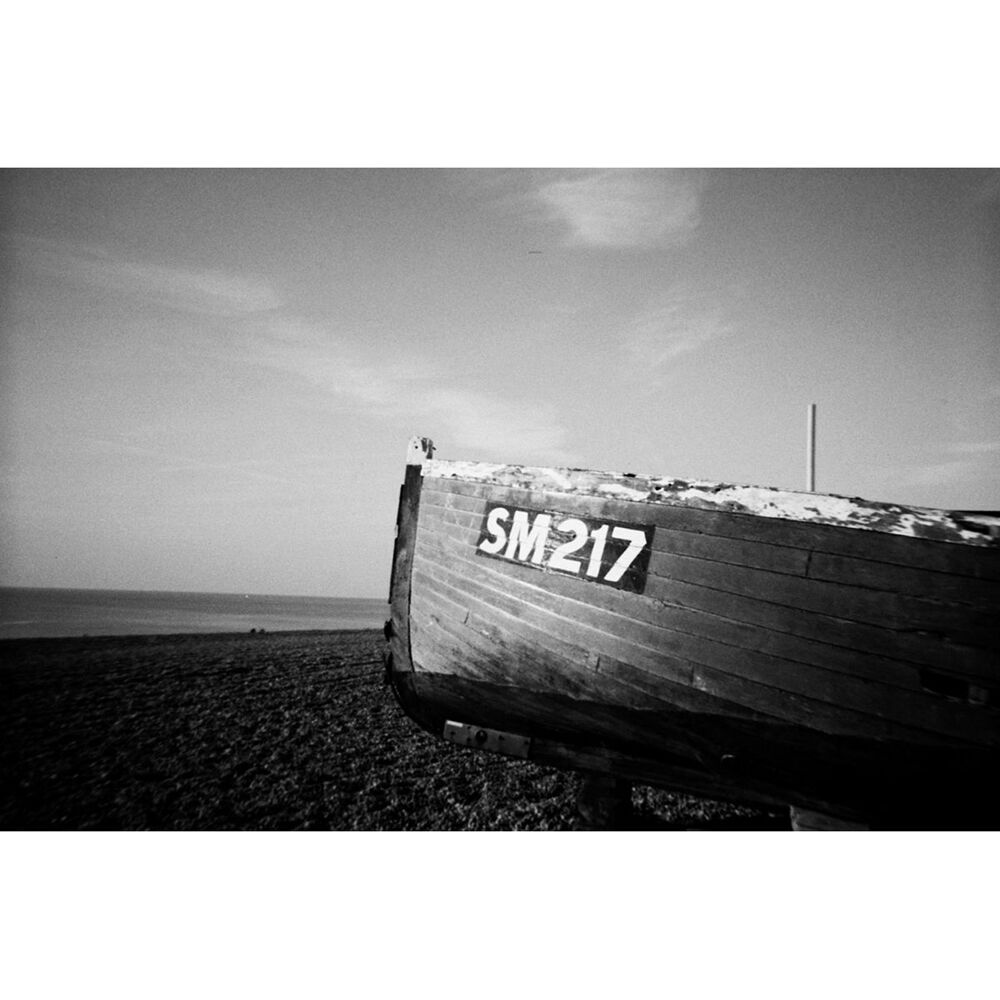 Cámara Analógica Lomography Simple Use Recargable Blanco y Negro (Rollo de 27 Exposiciones) - contenido de la caja