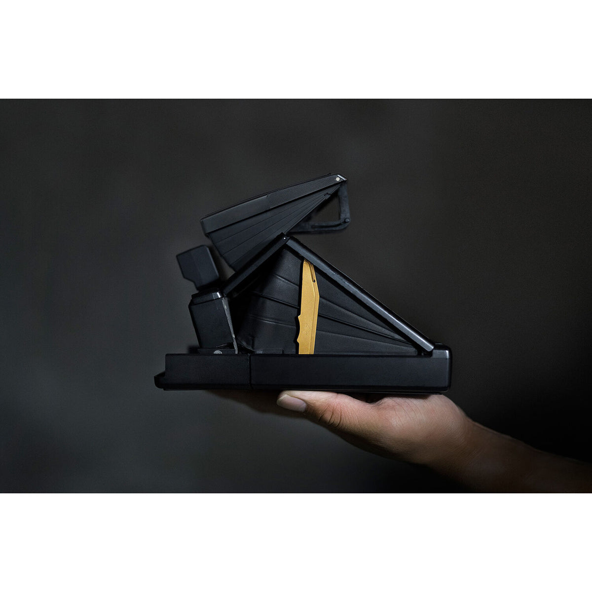 Cámara Analógica Mint SLR670-X Ming Edition (Negro) - en uso