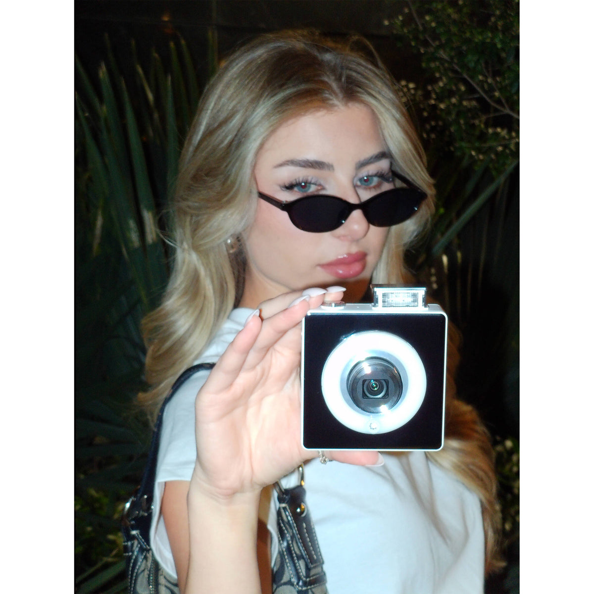 Cámara Digital Dijie Shooter Compacta 16MP Zoom Óptico 5x Negra - en uso