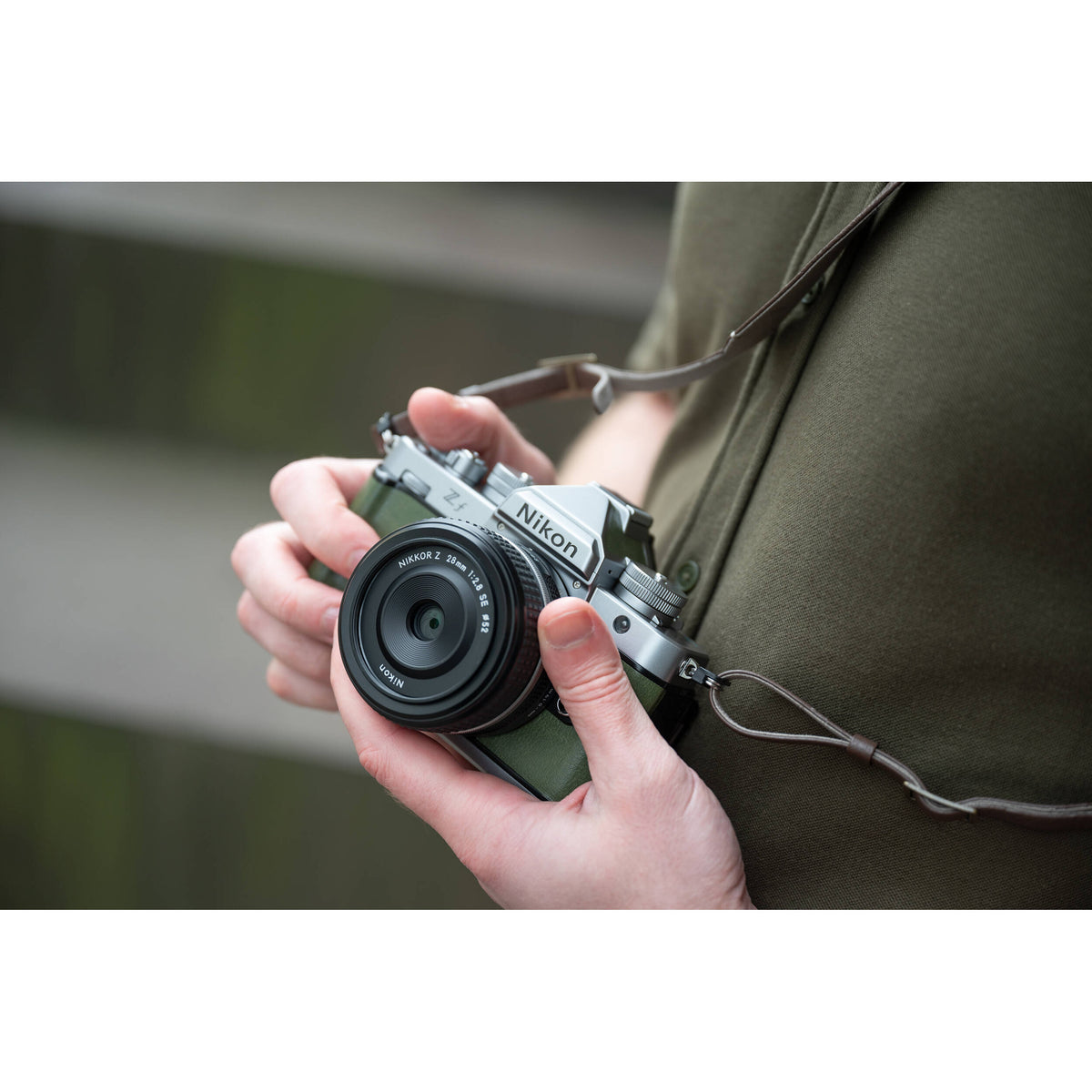 Cámara Digital Nikon Zf Mirrorless 24.5MP Full Frame Plata y Verde Musgo