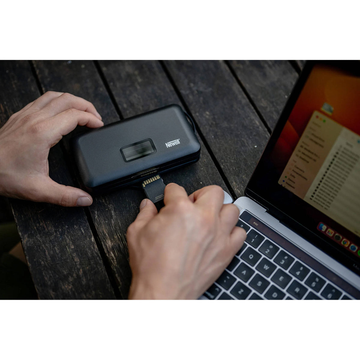 Cargador Newell LCD Dual-Channel con SD Card Reader para Nikon EN-EL15 - en uso