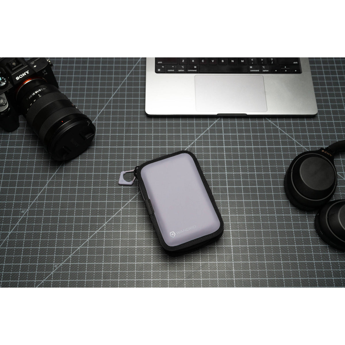 Estuche para Tarjetas WANDRD (Uyuni Purple) - en uso