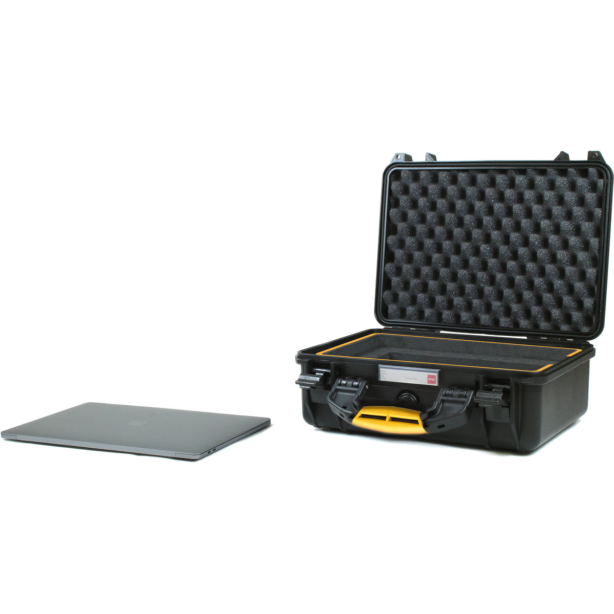 Estuche Rígido HPRC 2400 con espuma para MacBook Pro 15" y Accessories (Negro) - en uso