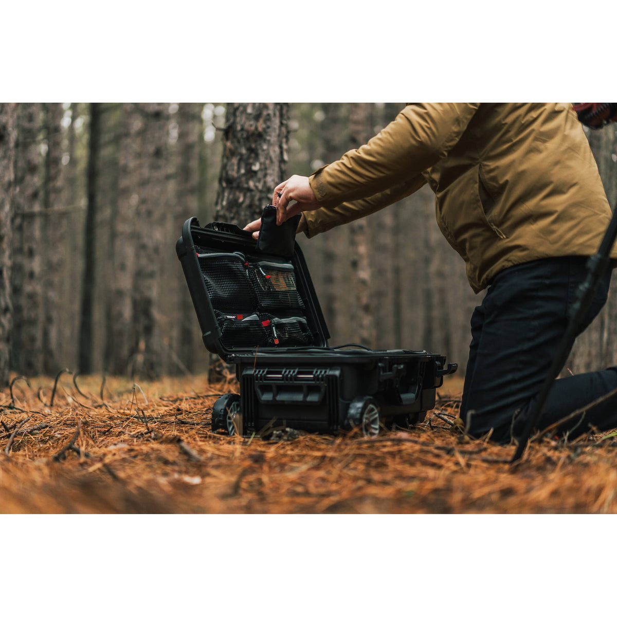Estuche Rígido Nanuk 935 con Heavy-Duty Wheels, N-Cubik 13L inserto & organizador en la tapa (28.5L) - puertos y conexiones