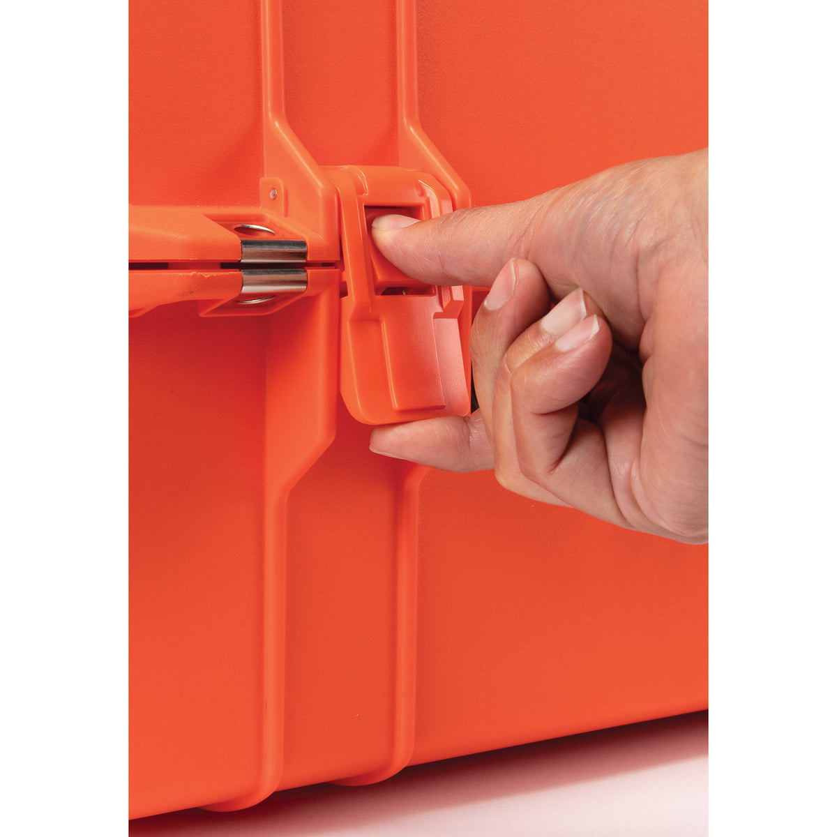 Estuche Rígido Pelican 1465EMS Air EMS con organizador y divisores (Naranja) - contenido de la caja