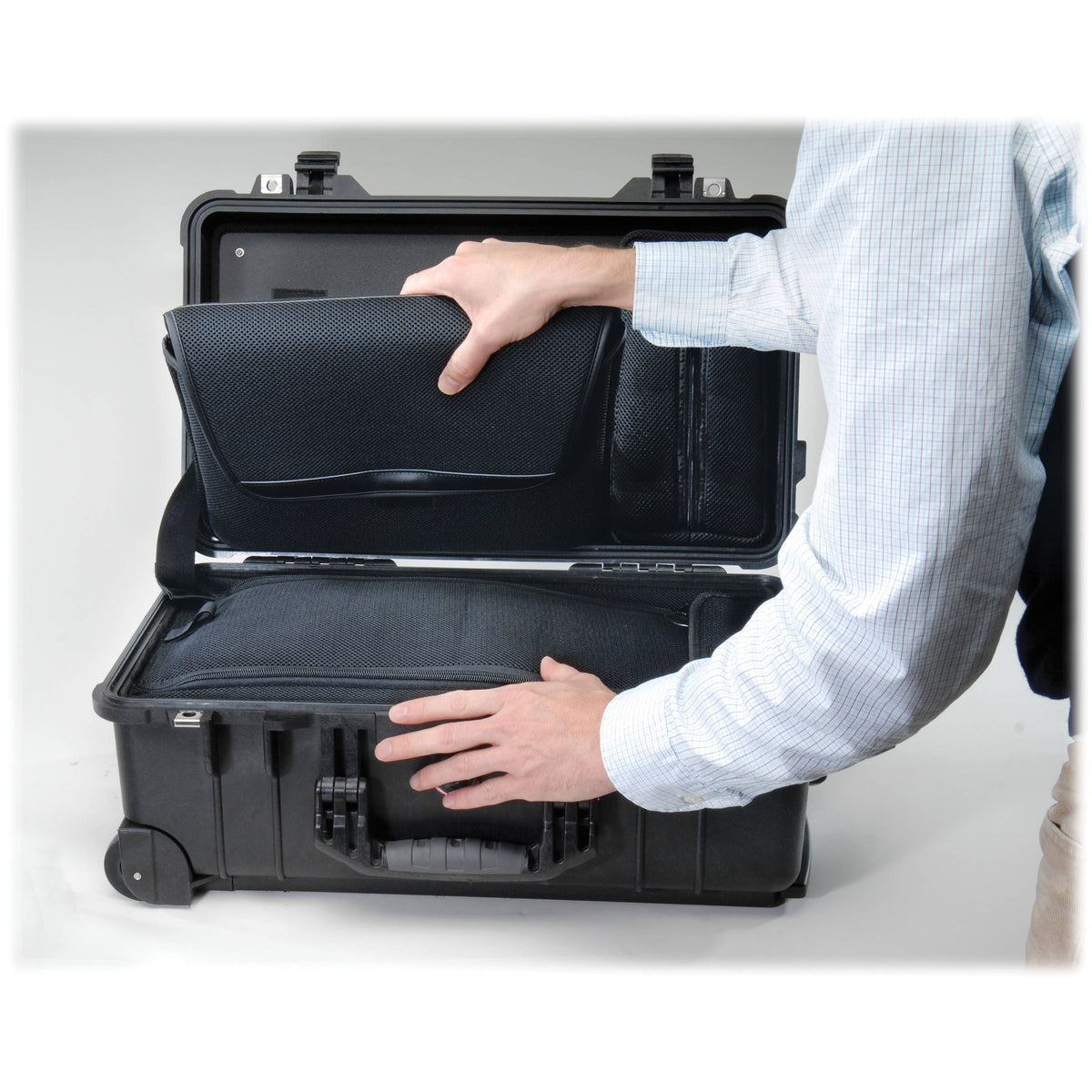Estuche Rígido Pelican 1510LOC Laptop Overnight (Negro) - vista lateral