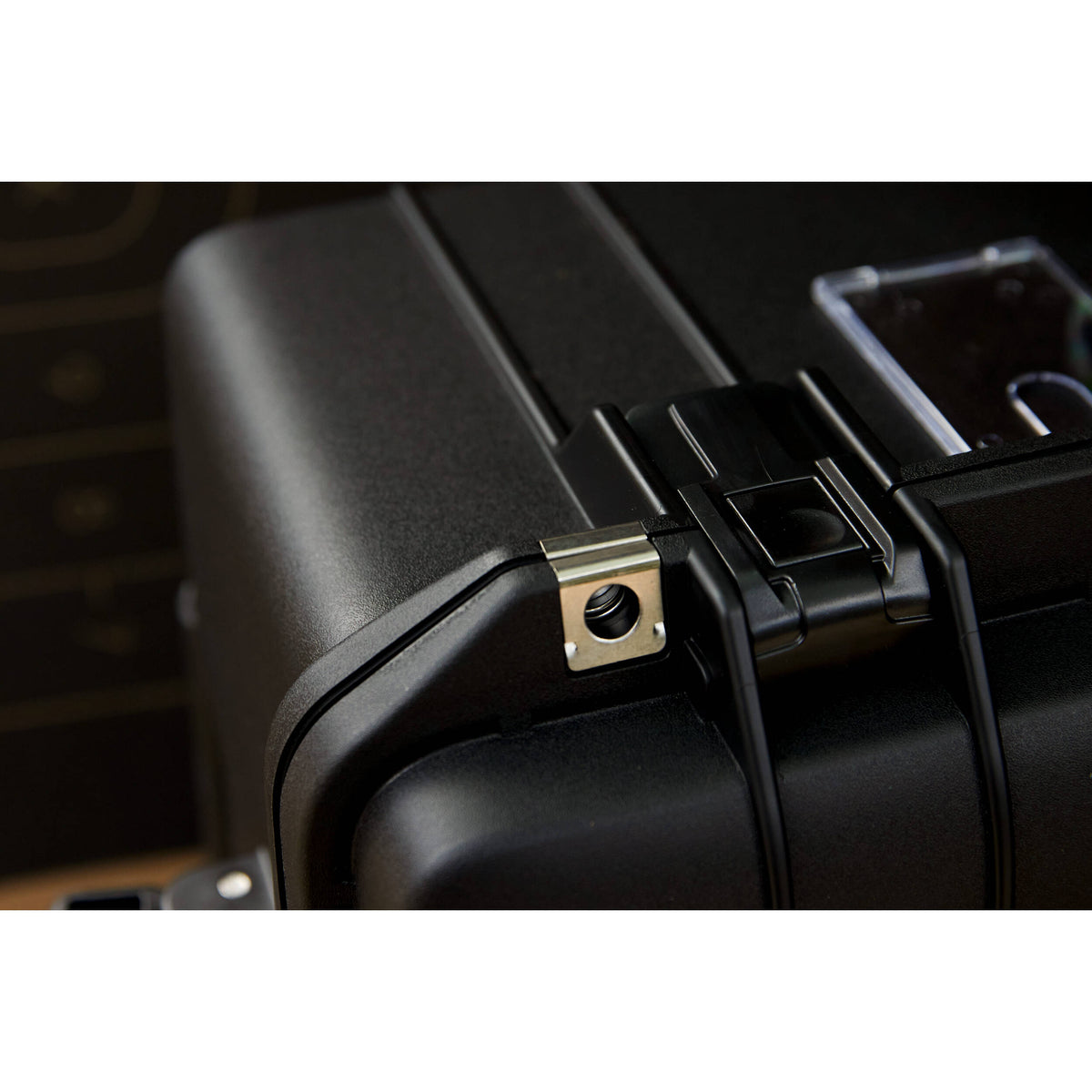 Estuche Rígido Pelican 1595AirWF con ruedas (Negro, 56.6L) (divisores acolchados) - puertos y conexiones