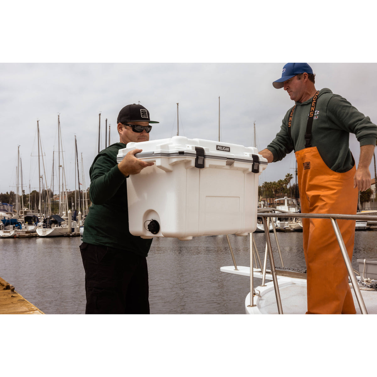 Estuche Rígido Pelican 70QT Elite Cooler (Midnight Azul / Blanco) - puertos y conexiones