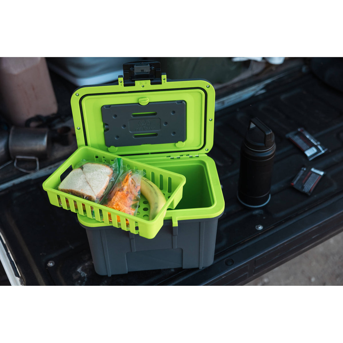 Estuche Rígido Pelican 8QT Personal Cooler (Sage Verde / Gris) - en uso