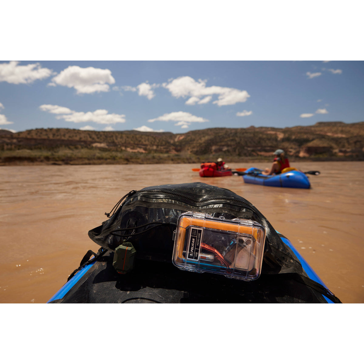 Estuche Rígido Pelican M50 Waterproof Hard Micro (Negro) - en uso
