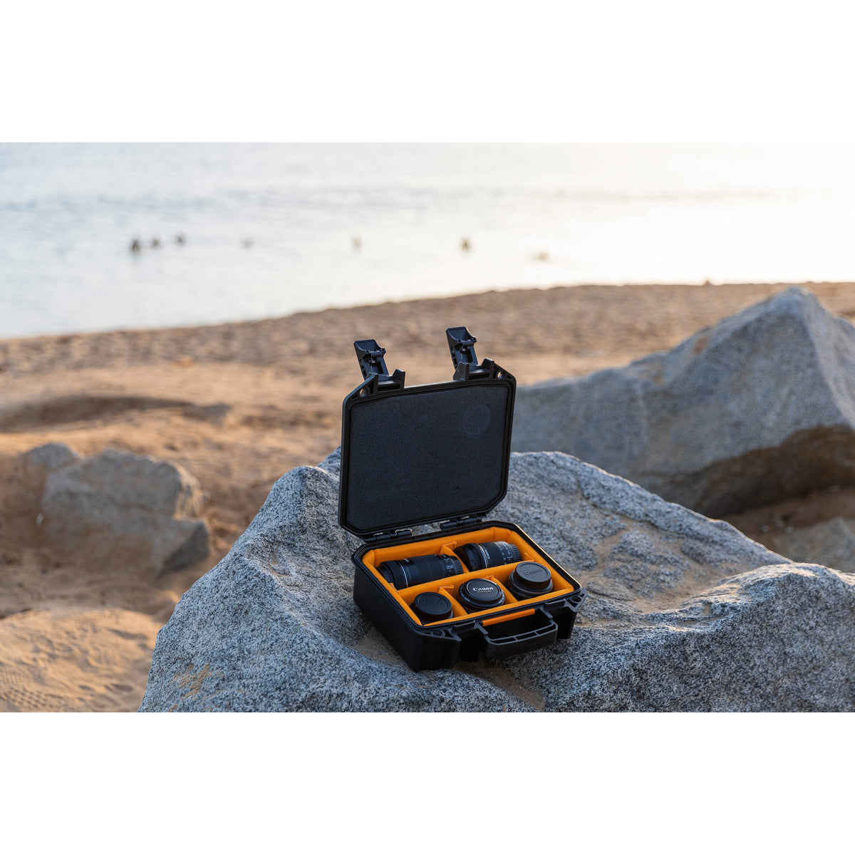 Estuche Rígido Pelican Vault V100C con espuma (Dusk Purple, 6.5L) - contenido de la caja