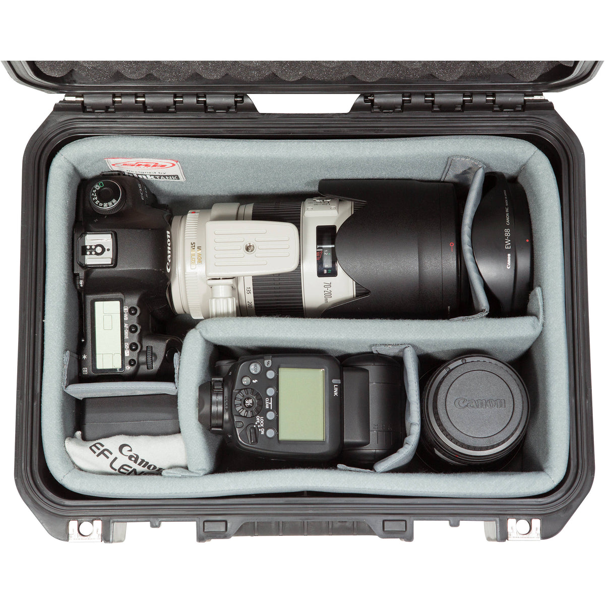 Estuche Rígido SKB iSeries 1309-6 con Think Tank Photo divisores & Lid espuma (Negro) - en uso