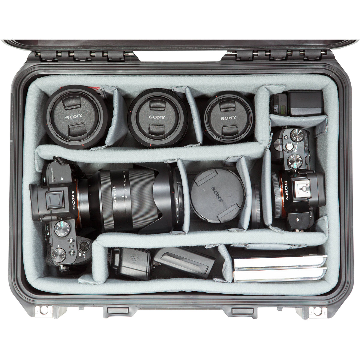Estuche Rígido SKB iSeries 1510-6 con Think Tank Photo divisores & Lid espuma (Negro) - en uso