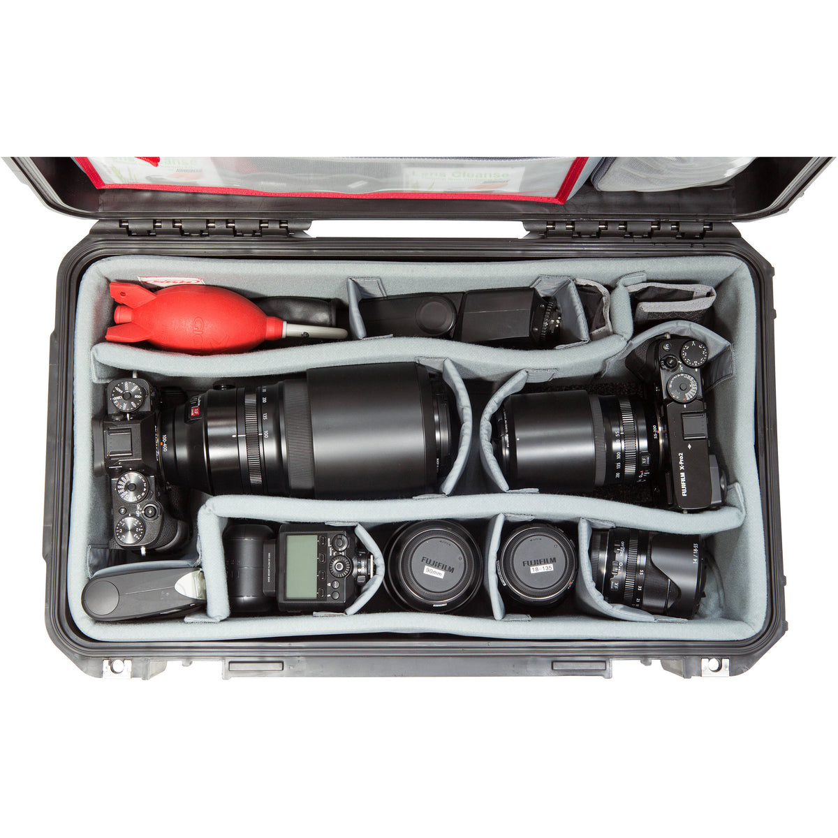 Estuche Rígido SKB iSeries 2011-7 con Think Tank Photo divisores & Lid espuma (Negro) - en uso