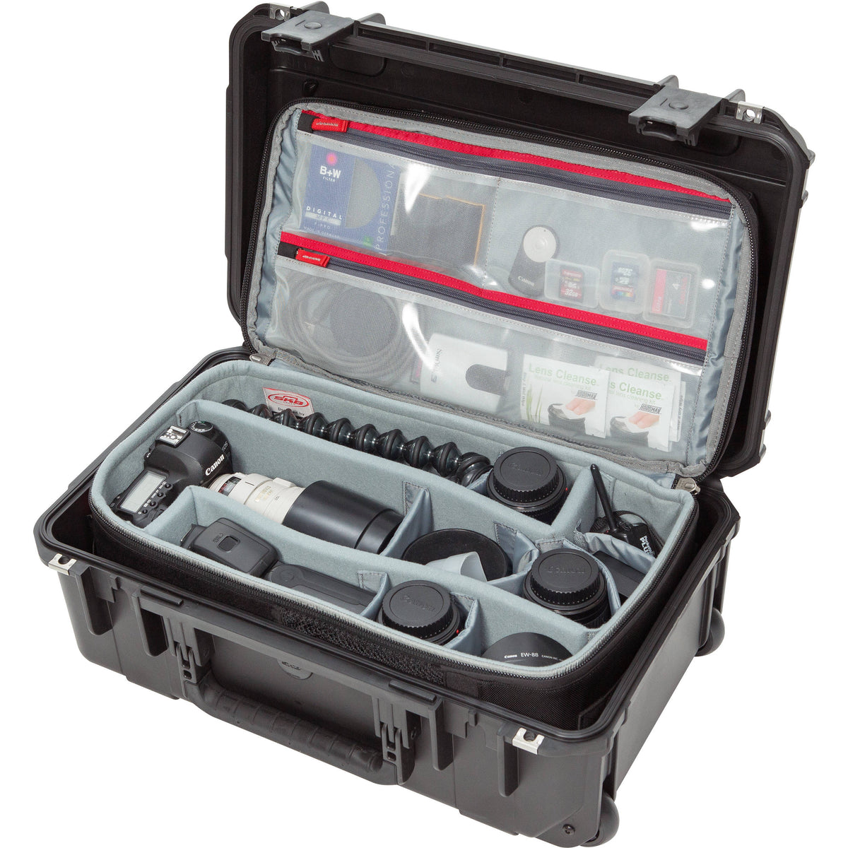 Estuche Rígido SKB iSeries 2011-7 con Think Tank Photo divisores & Photo Backpack (Negro) - en uso