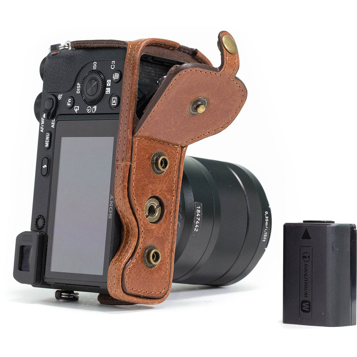 Funda a medida MegaGear Ever Ready Genuine Leather & Strap para Sony a6500 con 16-70mm Lens (Light Brown) - en uso