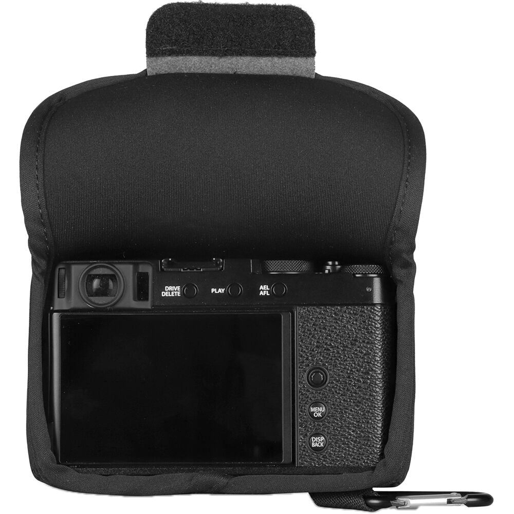 Funda a medida MegaGear Ultralight neopreno para FUJIFILM X-E4 con XF 27mm f/2.8 R WR Lens (Negro) - vista trasera