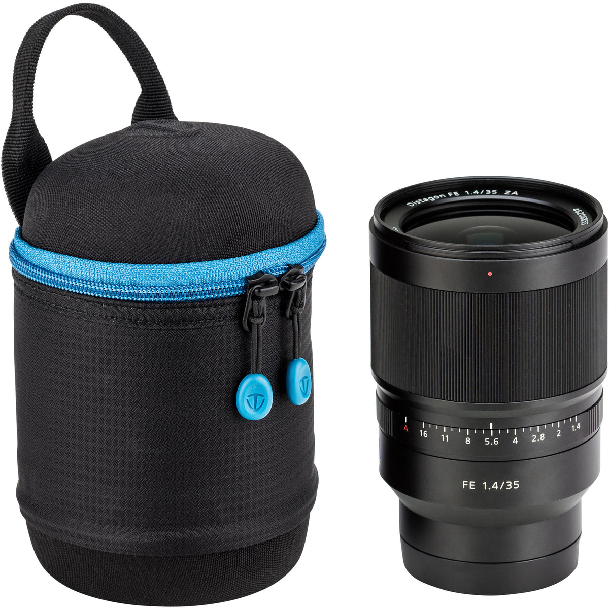 Funda para Lente Tenba blanda Molded EVA Capsule con Extra Padding (Negro, 5 x 3.5") - en uso