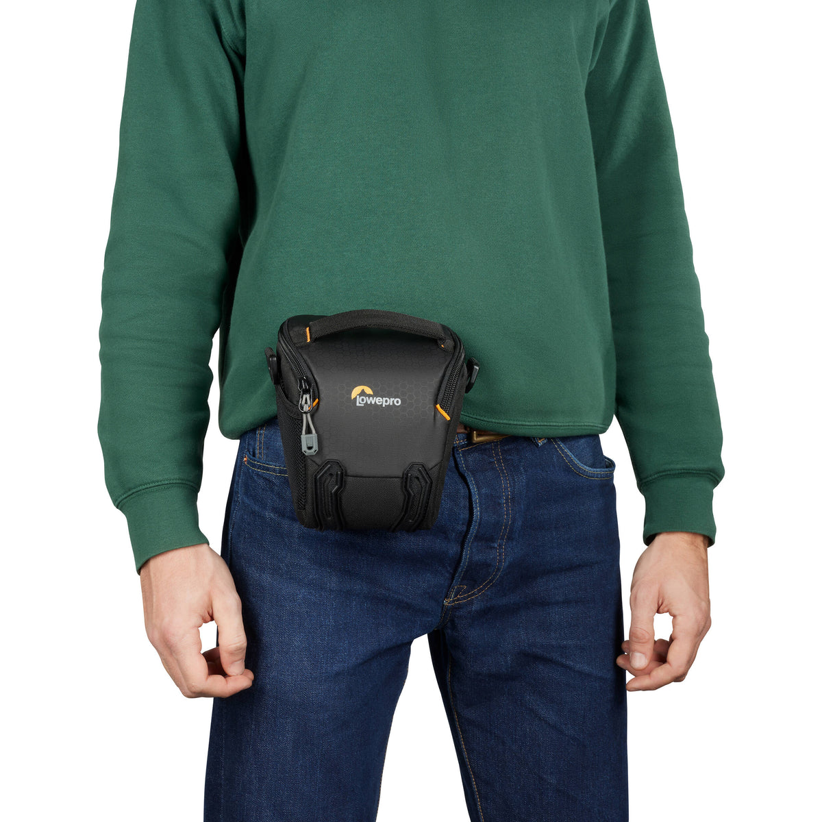 Holster Lowepro Adventura TLZ20 III Top Loading Shoulder Bag (Negro) - en uso