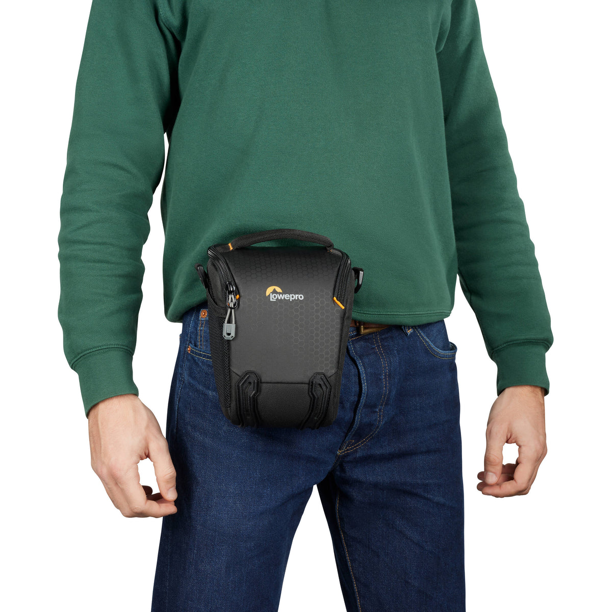 Holster Lowepro Adventura TLZ30 III Top Loading Shoulder Bag (Negro) - en uso