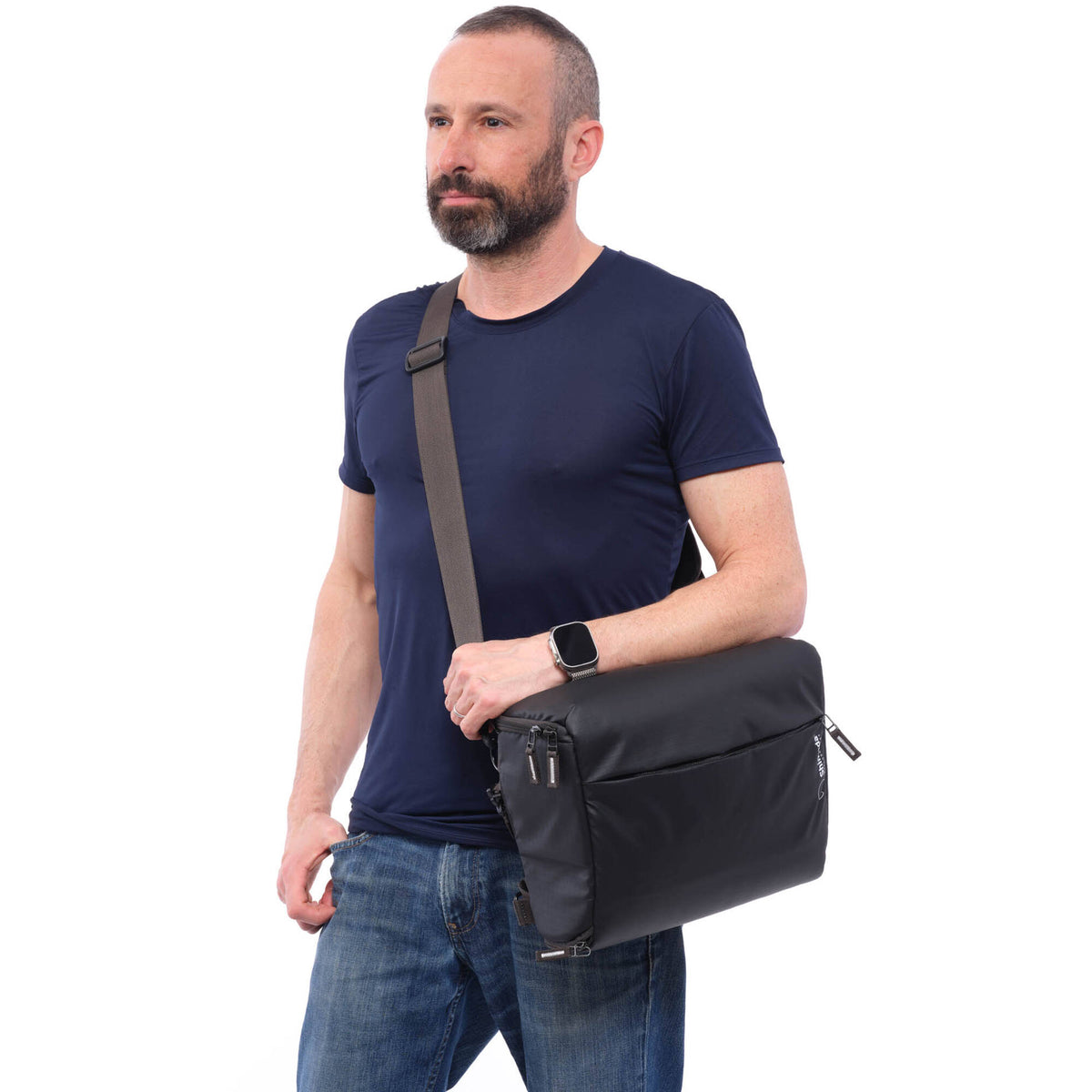 Holster Shimoda Designs Top Loader (Negro, Grande) - en uso