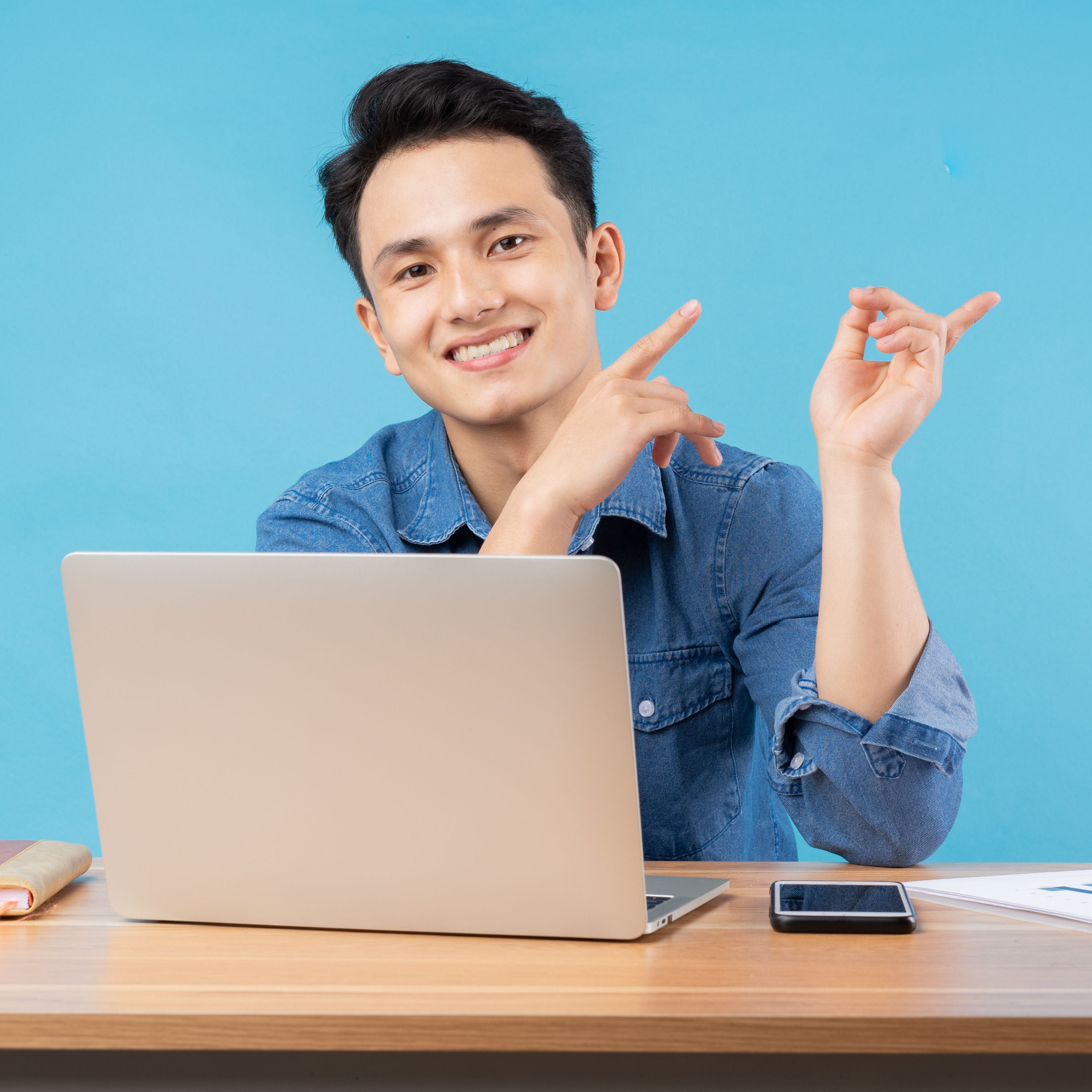 HOMBRE-SENALANDO-FRENTE-A-UN-LAPTOP