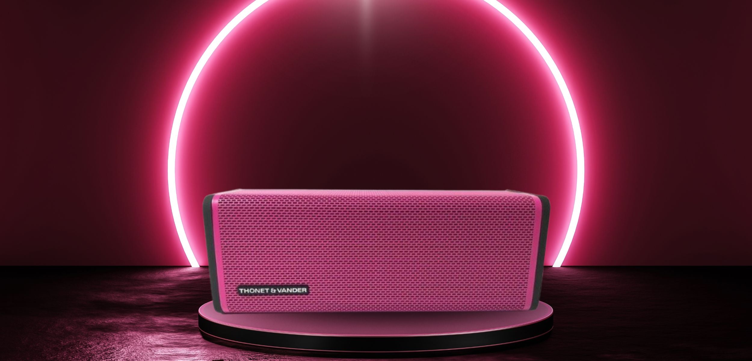 corneta frei color rosado con fondo de neon