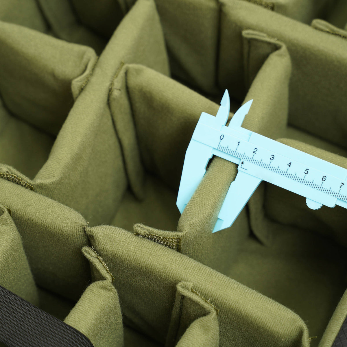 Inserto Divisor A-MoDe Limited para Pelican 1560 (Army Verde) - vista lateral