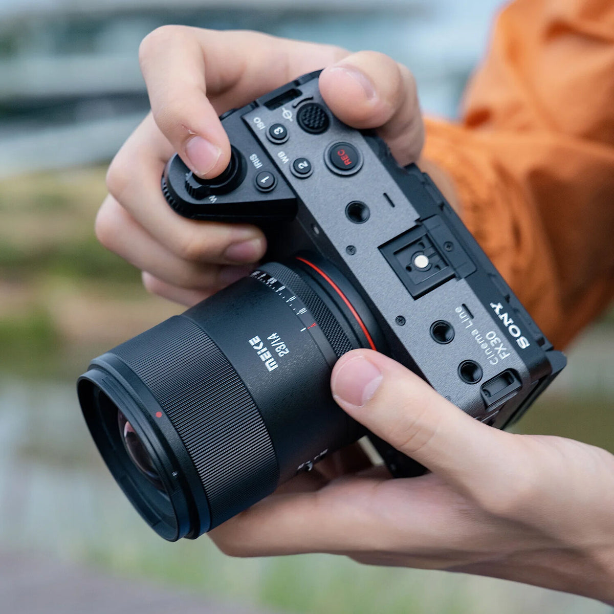 Lente Meike 23mm f/1.4 AF - contenido de la caja