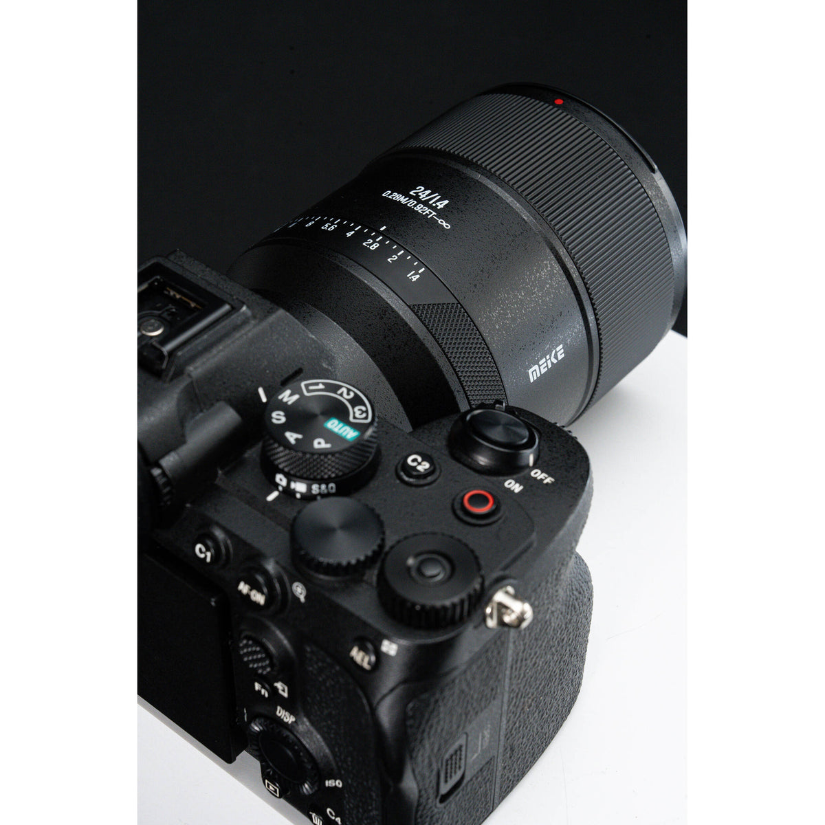Lente Meike 24mm f/1.4 AF - vista lateral