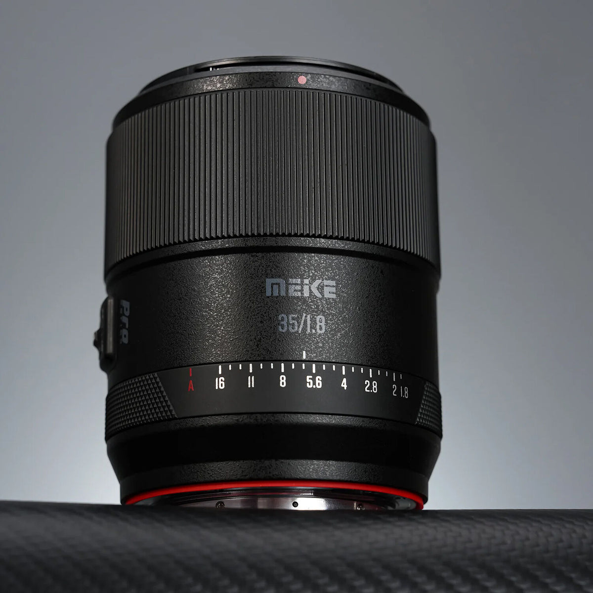 Lente Meike 35mm f/1.8 Pro AF - contenido de la caja