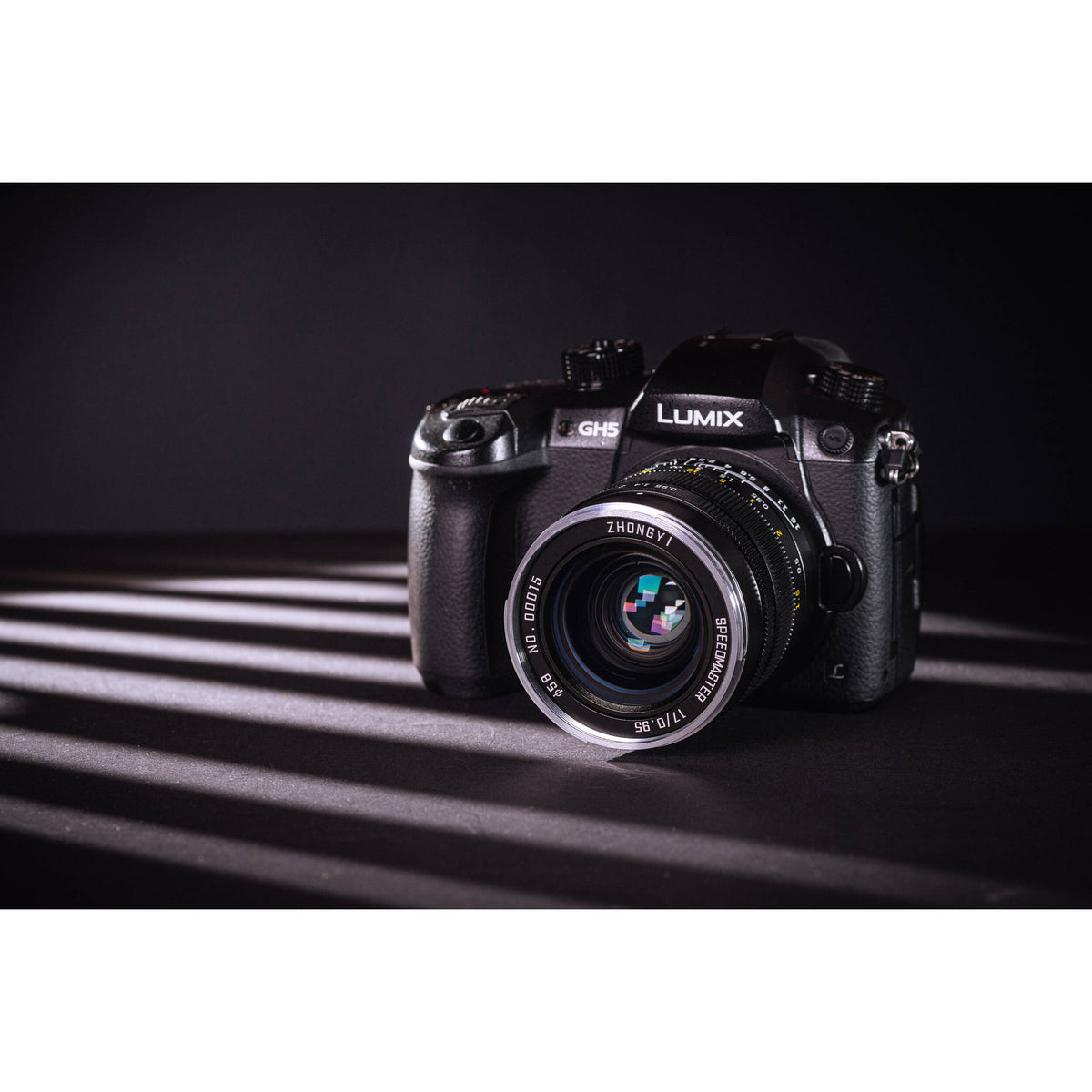 Lente Mitakon Zhongyi Speedmaster 17mm f/0.95 (Negro) - vista lateral