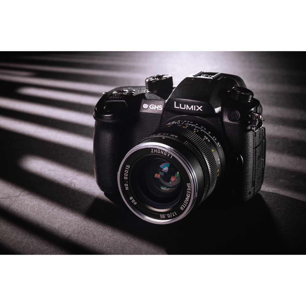 Lente Mitakon Zhongyi Speedmaster 17mm f/0.95 (Negro) - puertos y conexiones