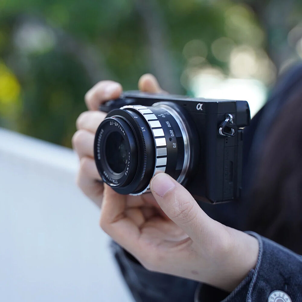 Lente TTArtisan 23mm f/1.4 (Negro & Plateado) - vista lateral