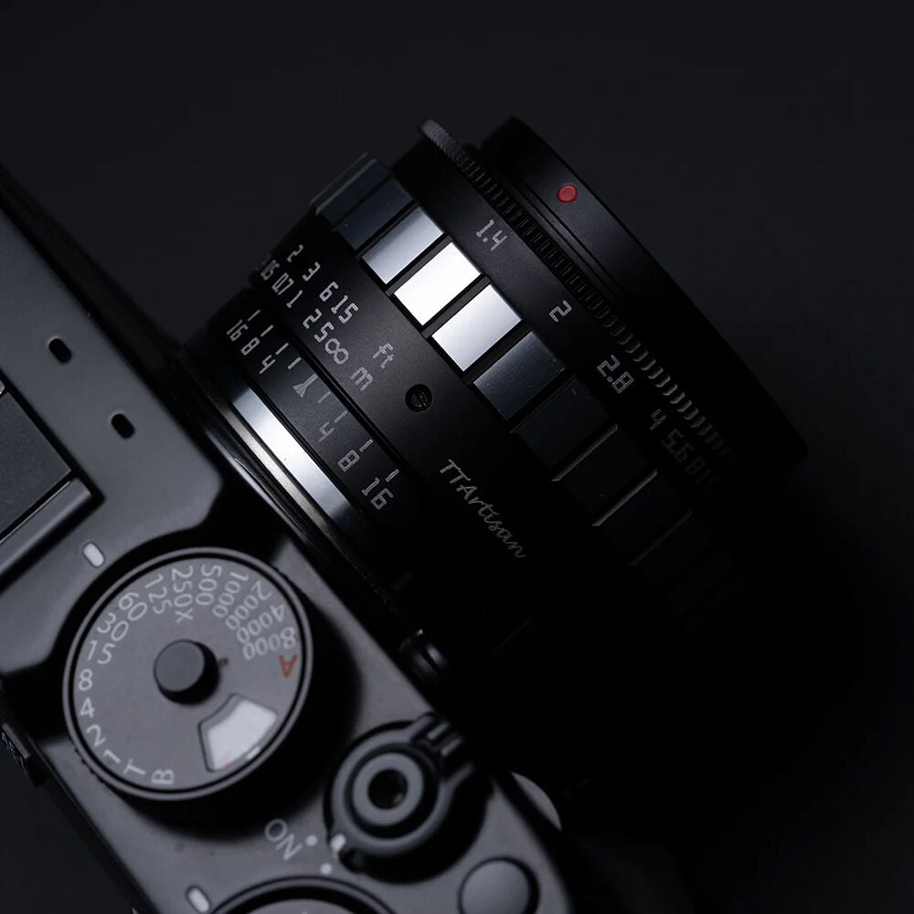 Lente TTArtisan 23mm f/1.4 (Negro & Plateado) - contenido de la caja