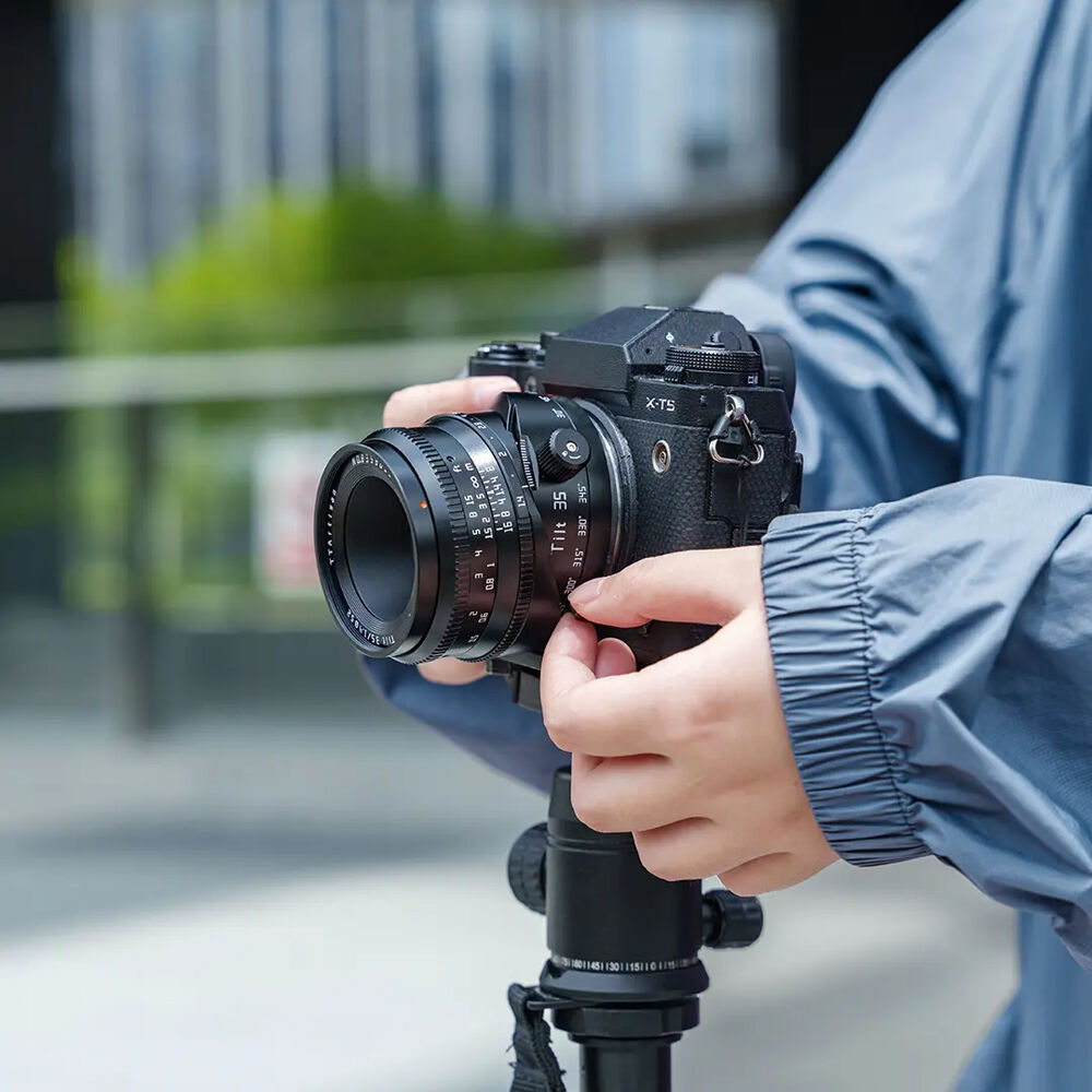 Lente TTArtisan 35mm f/1.4 Tilt (Negro) - contenido de la caja