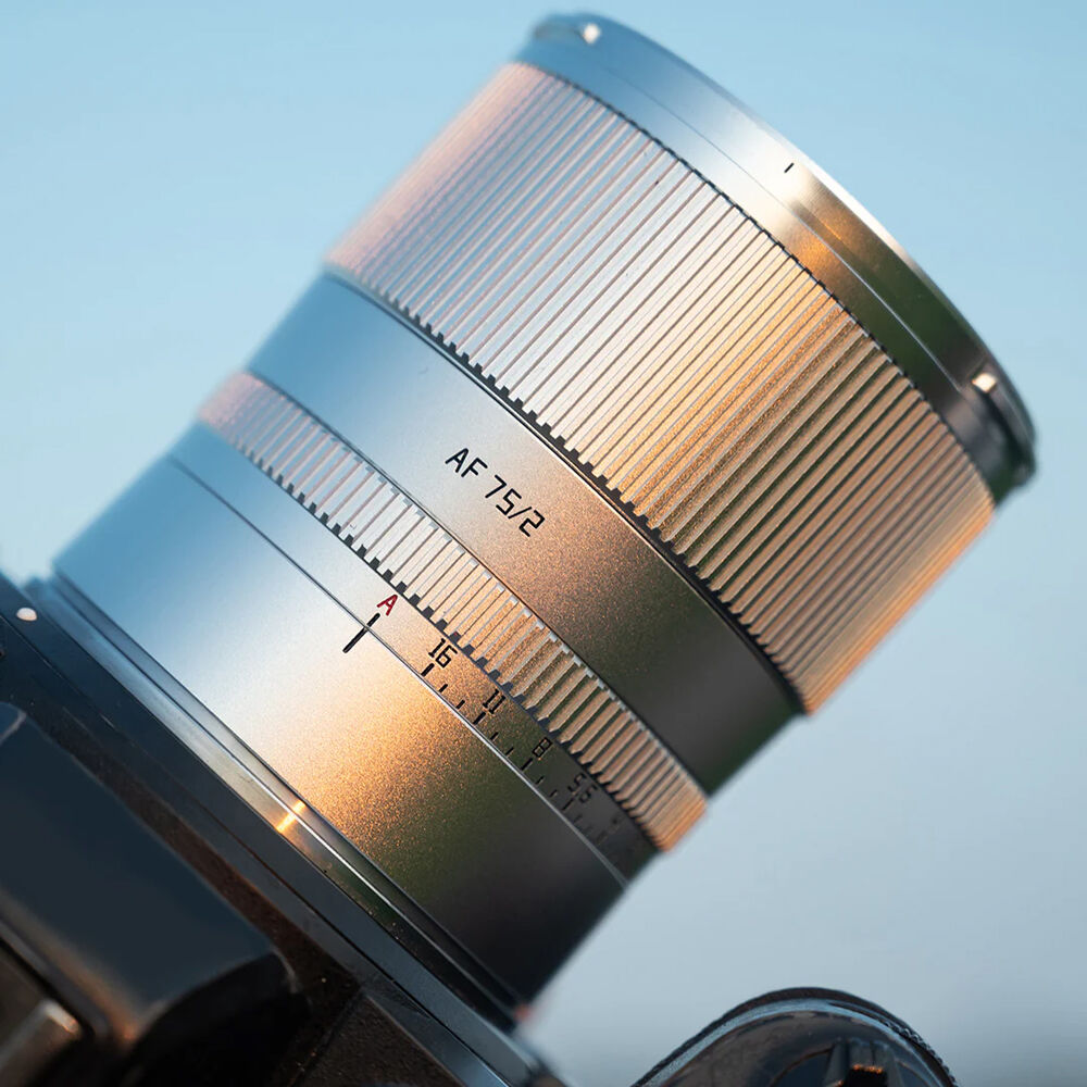 Lente TTArtisan AF 75mm f/2 (Plateado) - vista lateral