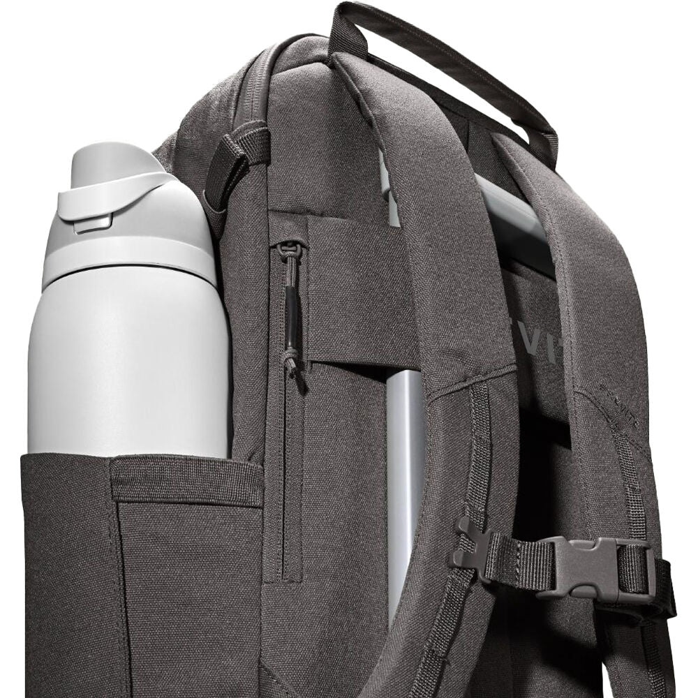 Mochila Brevite The Jumper 2026 Edición (Poppy Seed, 18L) - puertos y conexiones