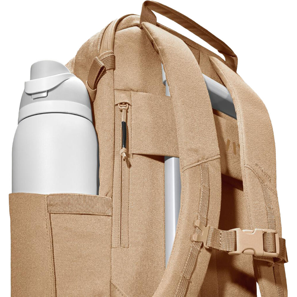 Mochila Brevite The Jumper 2026 Edition (Desert Arena, 18L) - puertos y conexiones