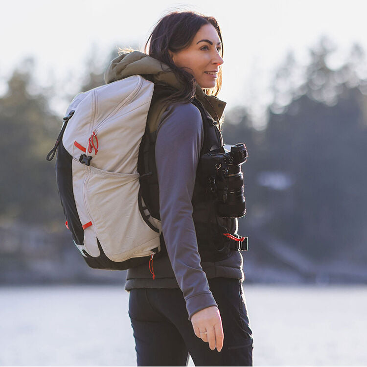 Mochila Cotton Carrier Hyker Series Daypack (Alpine Blanco, 25L) - en uso