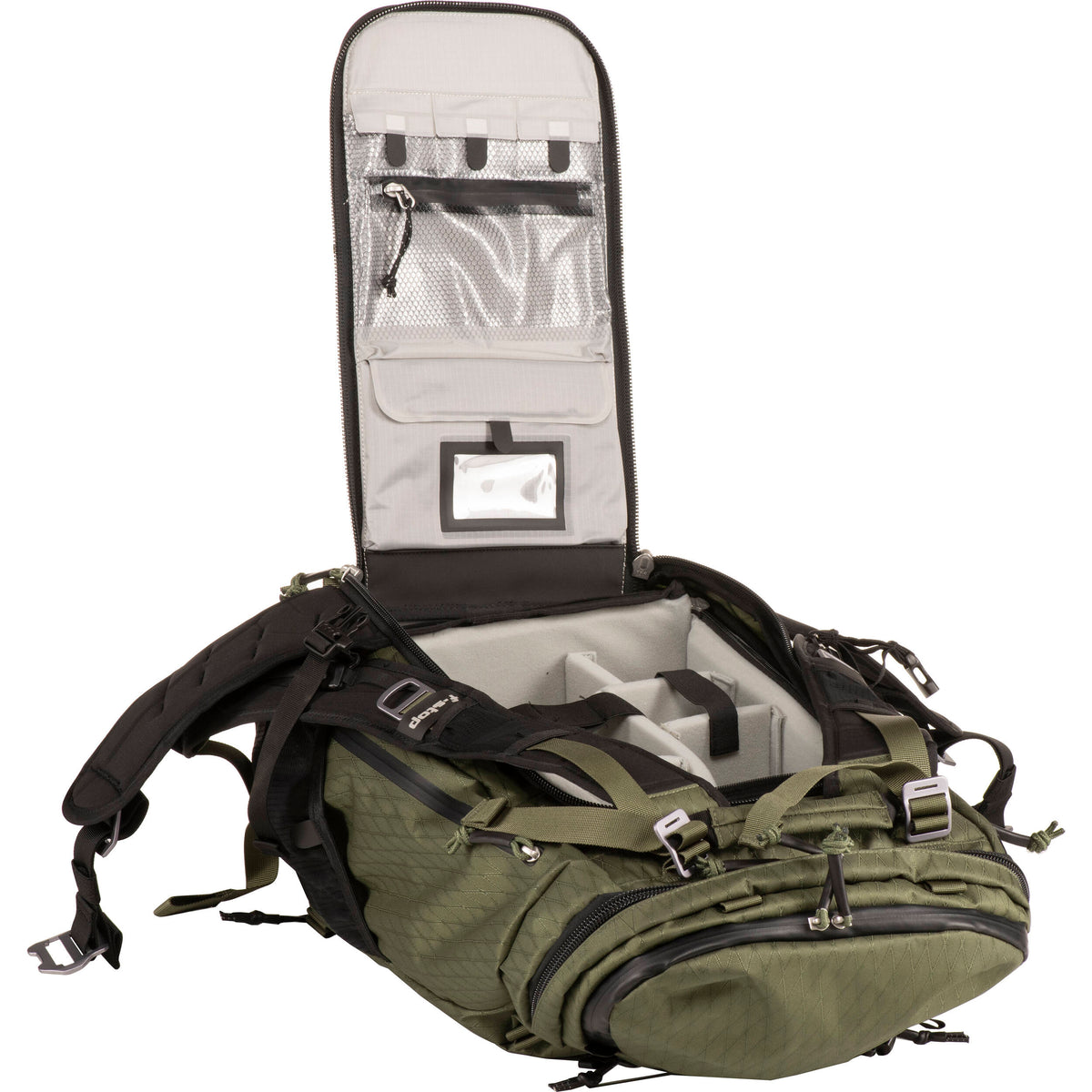 Mochila f-stop AJNA DuraDiamond 37L Travel & Adventure Photo Bundle (Cypress Verde) - en uso