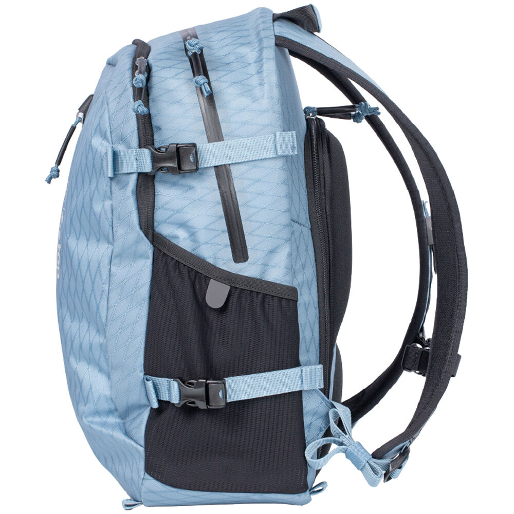 Mochila f-stop Guru 4 AIR Pack para Male Torsos con Mediano ICU (Spring Lake Azul) - en uso
