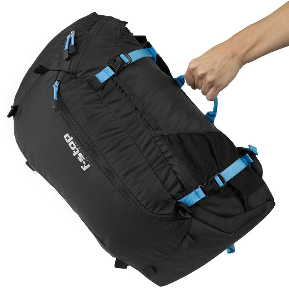 Mochila f-stop Kashmir UL (Negro/Azul, 30L) - puertos y conexiones
