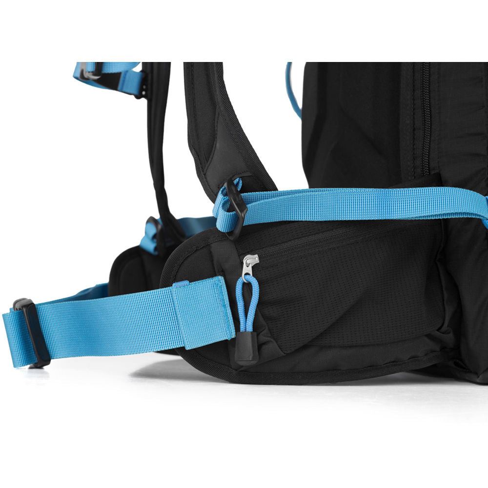 Mochila f-stop Kashmir UL (Negro/Azul, 30L) - en uso