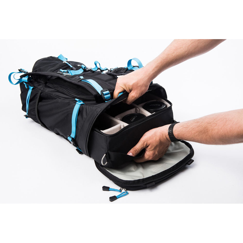 Mochila f-stop Loka UL (Negro/Azul, 37L) - en uso