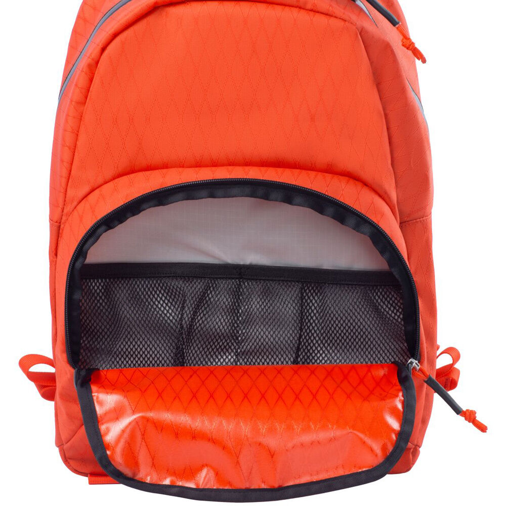 Mochila f-stop Rju Air 18L con Chico Shallow ICU (Rojo Magma) - en uso