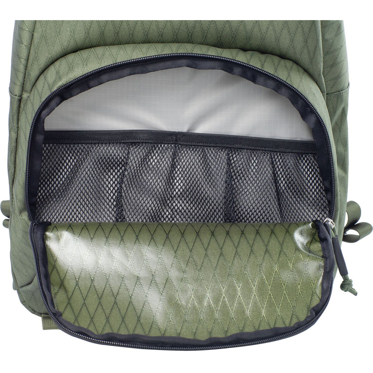 Mochila f-stop Rju Air 18L con Chico Shallow ICU (Verde Cypress) - en uso